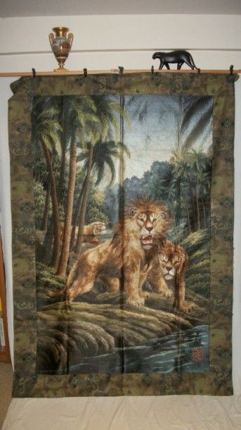 null Tenture brodée, Japon, vers 1900, lions dans la jungle, au bord de la rivière,...