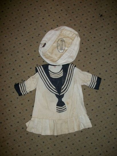 null Costume marin pour petite fille et béret griffé Universelle, circa 1930