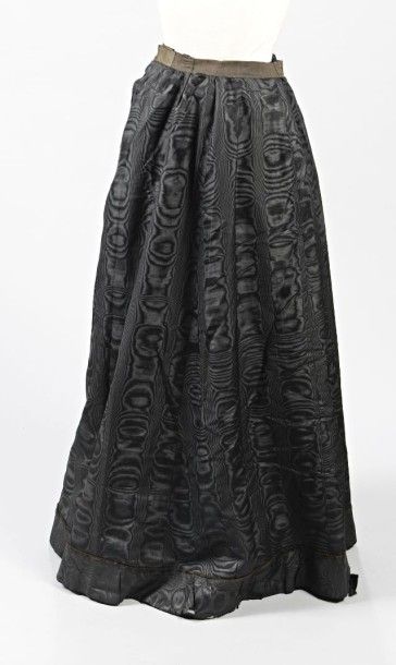 null Robe à tournure (jupe, caraco, jupon et faux cul), fin XIXème siècle, griffé...