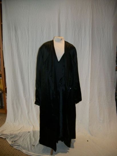 null Robe du soir et manteau, circa 1950, bas de robe plissé sur le devant, satin...
