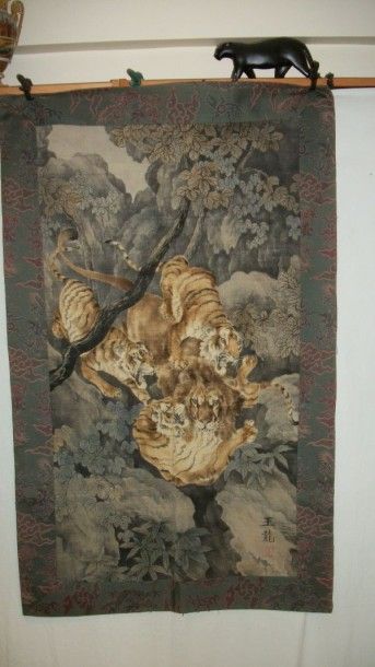 null Tenture, Japon vers 1900, velours imprimé, combat d'un lion et de tigres, porte...