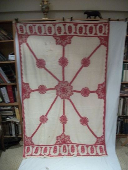 null Tenture, Pakistan, XIXème siècle, voile de coton blanc brodé en soie rouge d'une...