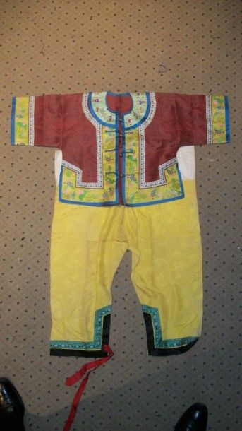 null Costume d'enfant, Chine, pantalon en damas jaune et veste en damas rouge brique,...