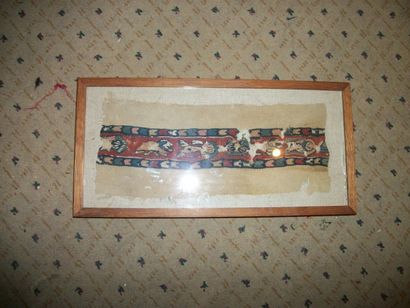null Fragment de bande en tapisserie copte, Egypte, VI-VIIIème siècle, fond rouge,...