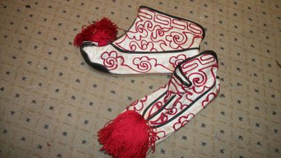 null Paire de chaussures, Chine, satin blanc brodé d'un cordonnet rouge