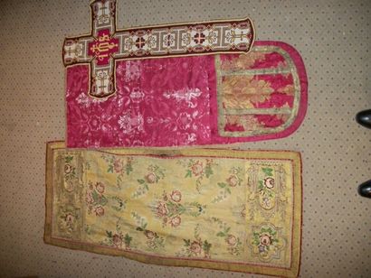 null Réunion, tapis de table dans un brocard, XIXème siècle, fond de drap d’or, décor...