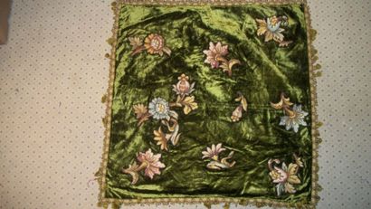 null Tapis de table, circa 1900, velours vert, décor en application de fleurs en...
