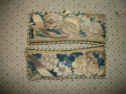 null Deux coussins en tapisserie, Aubusson, XVIIème siècle, bordure de fleurs et...