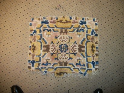 null Petit tapis, Chine, XIXème siècle, fond rose, décor jaune et bleu

d’un médaillon...