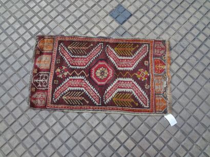 null Petit tapis Xing Kiang ou Turkmenistan, fond cramoisi, décor d'un médaillon...