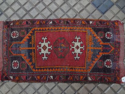 null Tapis de selle, Turkmenistan, fond brun, décor d'un médaillon rouge, bordures...
