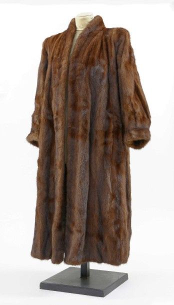 null YVES SAINT LAURENT - Manteau de fourrure de vison marron. Long.: 115 cm.