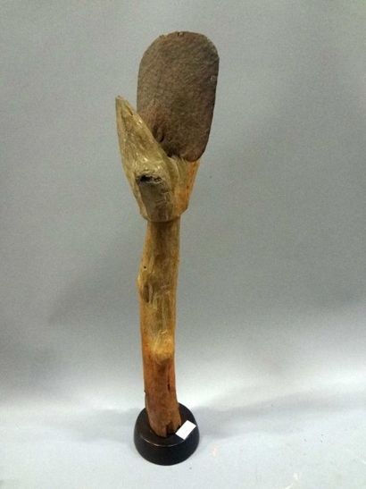 null Wéli (culte vaudou), Bois et pelle en fer, Benin/Togo, H.: 66,5 cm