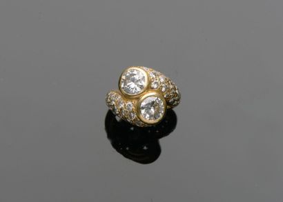null BAGUE «toi et moi» en or jaune (750 milliemes) serti de deux diamants demi-taille...