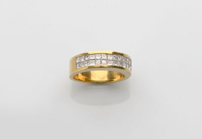 null BAGUE en or jaune (750 milliemes) serti de deux lignes de diamants taille princesse....