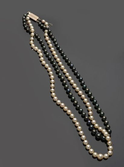null COLLIER compose de deux rangs de perles de cultures blanches et un rang de perles...