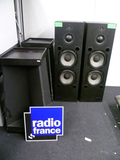null 2 Enceintes + pieds QUESTED Bon état

2 Speakers + stands QUESTED 84247 84218...