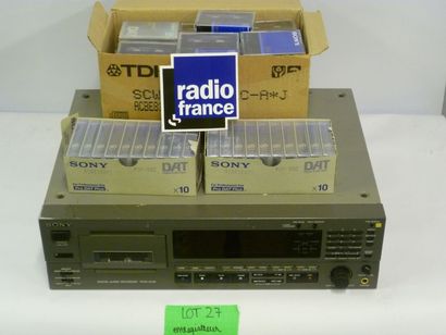 null Digital audio recorder PCM2700 SONY Etat moyen. Fourni avec 20 cassettes DAT,...