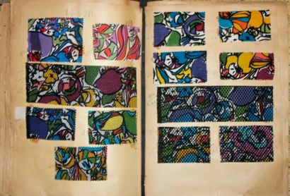 null Album d’échantillons, circa 1928, façonné soie, fleurs, petits motifs, abstraits,...