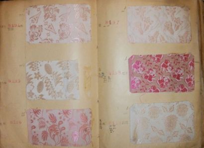 null Album d’échantillons, circa 1918, façonné soie, fleurs, petits motifs, abstraits,...