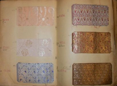 null Album d’échantillons, circa 1918, façonné soie, fleurs, petits motifs, abstraits,...