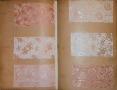 null Album d’échantillons, circa 1929, façonné soie, fleurs, petits motifs, abstraits,...