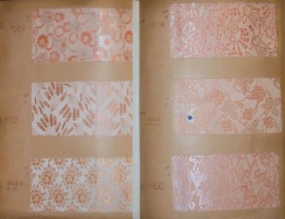 null Album d’échantillons, circa 1929, façonné soie, fleurs, petits motifs, abstraits,...