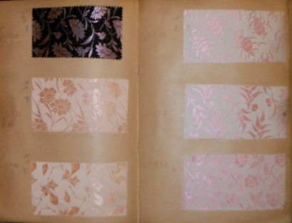 null Album d’échantillons, circa 1931, façonné soie, fleurs, fruits, petits motifs,...