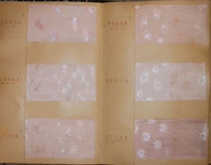 null Album d’échantillons, circa 1948, façonné soie, fleurs, petits motifs, abstraits,...