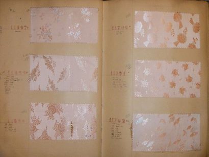 null Album d’échantillons, circa 1936, façonné soie, fleurs, petits motifs, abstraits,...