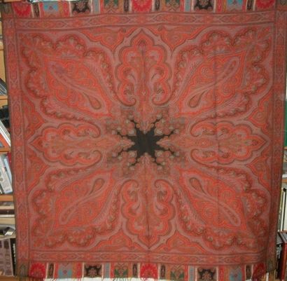 null Châle carré, France, vers 1890, fond rouge, décor cachemire à six

 couleurs...