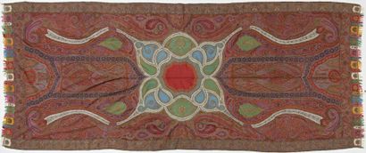 null Châle long ou moon shawl, Inde, milieu XIXème siècle, fond rouge, décor cachemire...