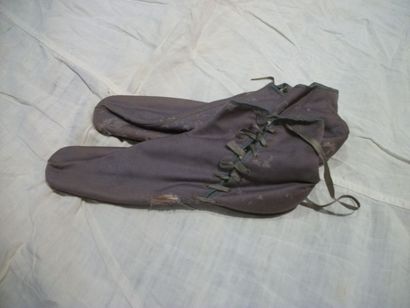 null Paire de ballerines, XIXème siècle, satin violet (usures).
D’une garde-robe...