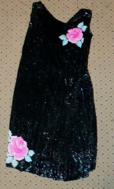 null Robe Charleston, circa 1930, brodée en paillerons noir et fleurs en perles de...