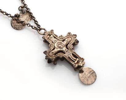 null COLLIER en métal orné de pièces et retenant une croix reliquaire.