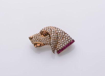 null BROCHE « chien » en or jaune (750 millièmes) pavée de diamants taille brillant,...