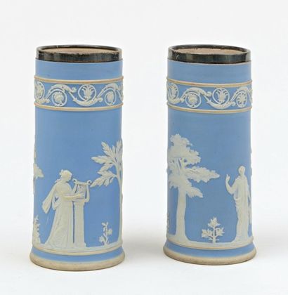 null Paire de VASES cylindriques en porcelaine de WEDGWOOD bleue, décor à l’antique,...