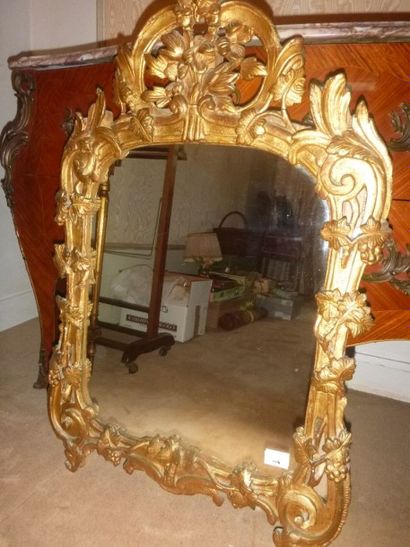 Glace en bois doré. XVIIe siècle. Miroir...
