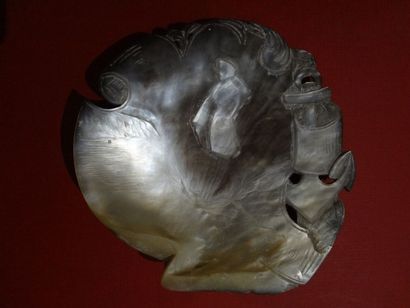 null Coquille de nacre sculptée "La femme du pecheur", début Xxe siècle, 16 x 16...