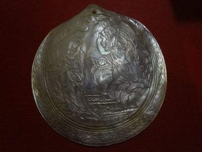null Coquille de nacre sculptée "L'Annonciation", début Xxe siècle, 12 x 12 cm
