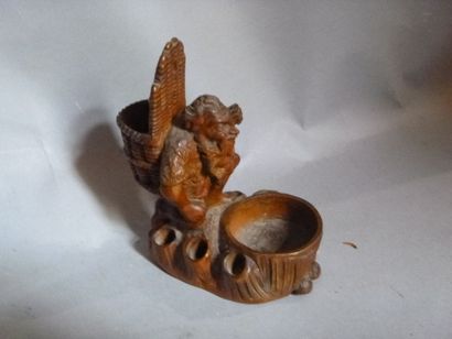 null Porte-pipes en bois sculpté d'un nain portant un panier, H.: 18 cm (manques...