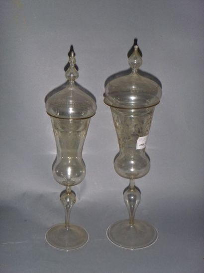 null Deux verres couvert en verre soufflé gravé, XIXe siècle, H.: 33 et 32 cm