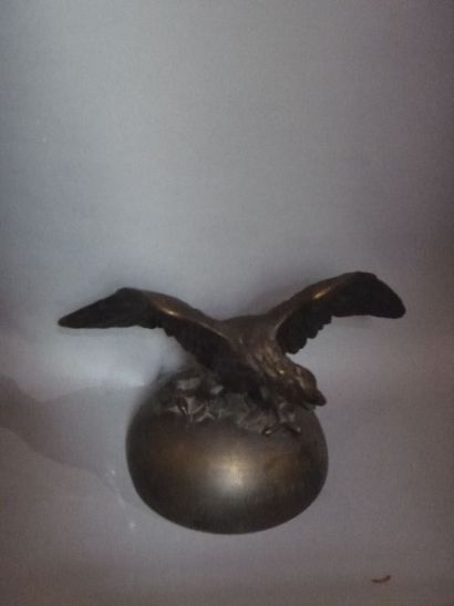 Couvercle en bronze figurant un aigle sur...