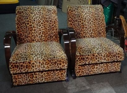 null Paire de fauteuils en bois verni, recouvert de tissu léopard, style Années ...