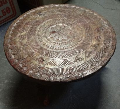 null Table basse ronde, travail indien moderne