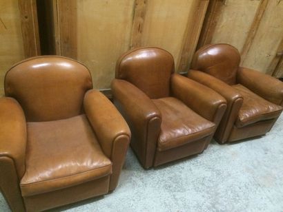 null Trois fauteuils club recouverts de cuir fauve, style 1930