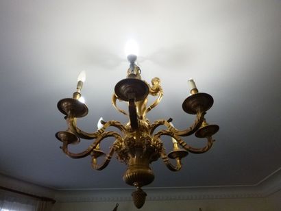 null LUSTRE en bronze doré à huit bras de lumières

Style Louis XIV

H : 75 cm -...
