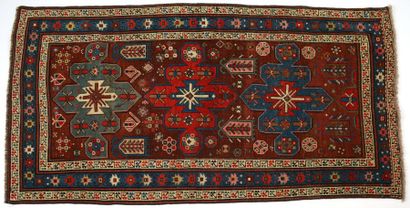 null Tapis Kazak, XIXème siècle, fond prune, décor de trois médaillons vert, rouge...