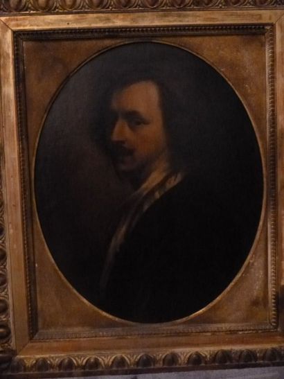 null Ecole du XIXe siècle 

"Portrait d'homme" 

Huile sur toile ovale, porte au...