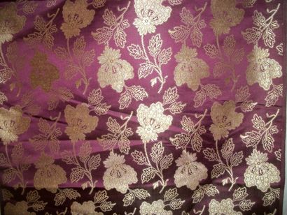 null Lampas, fond satin violet, décor de fleurs en dentelle blanche.

	2, 61 x 0,...